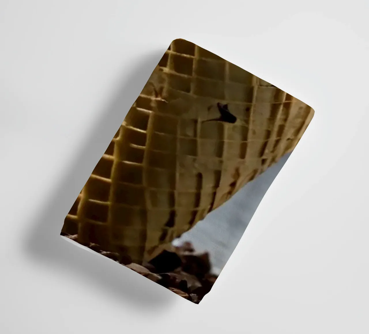 Un cono gelato alla menta con gocce di cioccolato, deliziosamente rigirato, con asciugamano da bagno da DesignDoodle
