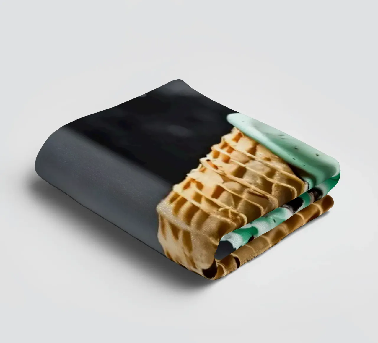 Un cono gelato alla menta con gocce di cioccolato, deliziosamente rigirato, con asciugamano da bagno da DesignDoodle