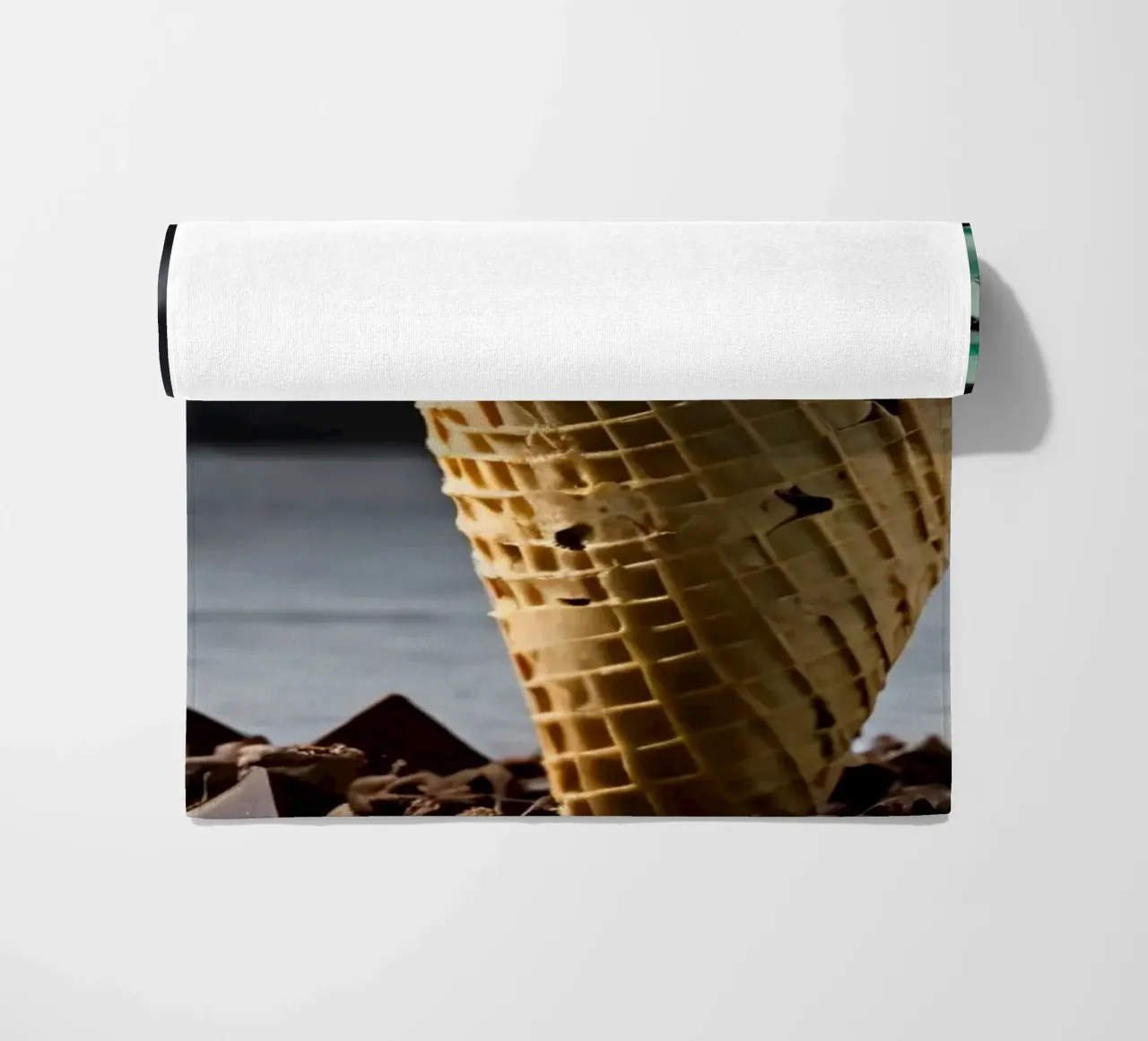 Un cono gelato alla menta con gocce di cioccolato, deliziosamente rigirato, con telo mare da DesignDoodle