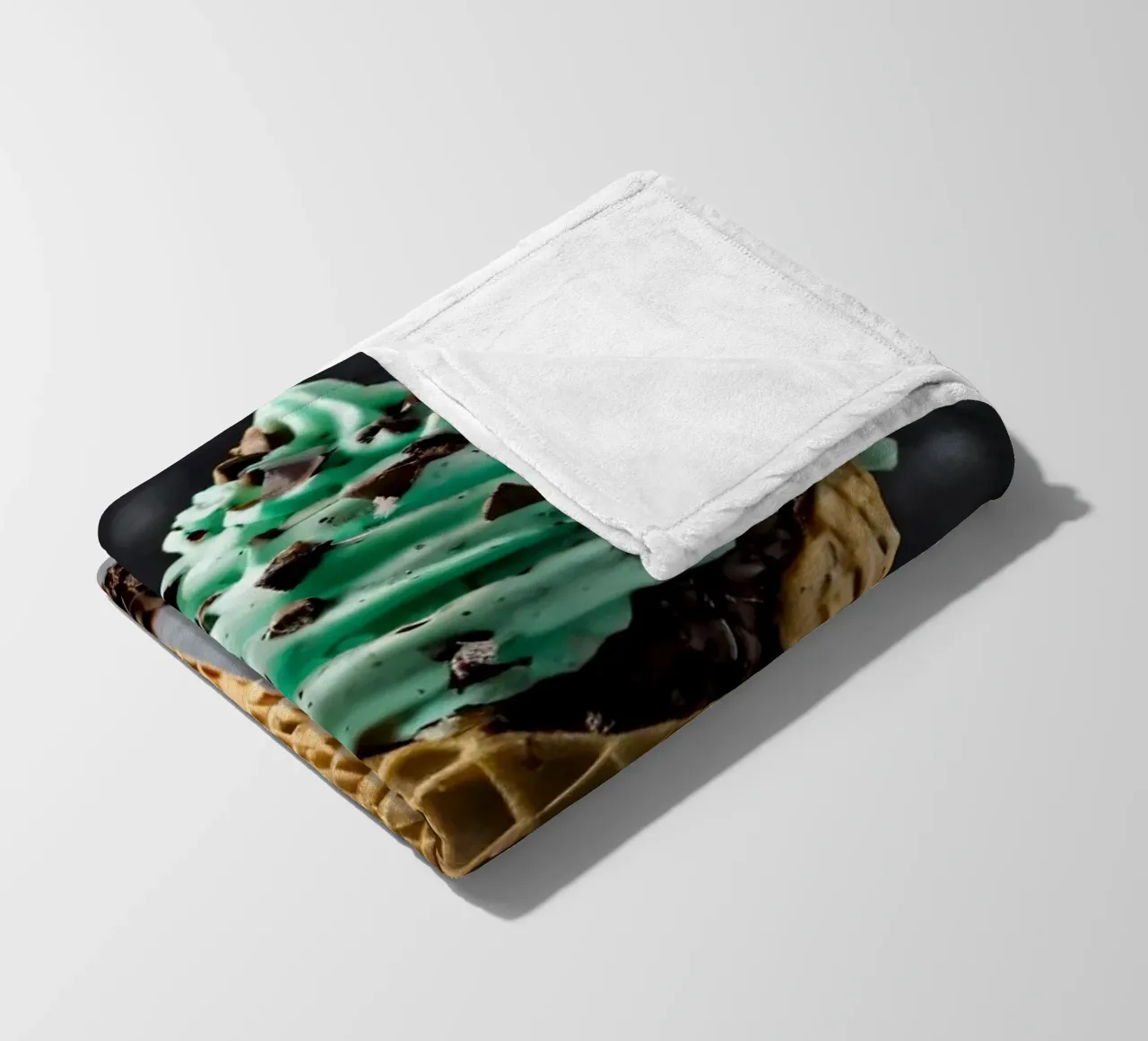 Eine köstlich gewirbelte Minze-Schokoladeneiswaffel mit Fleecedecke von DesignDoodle