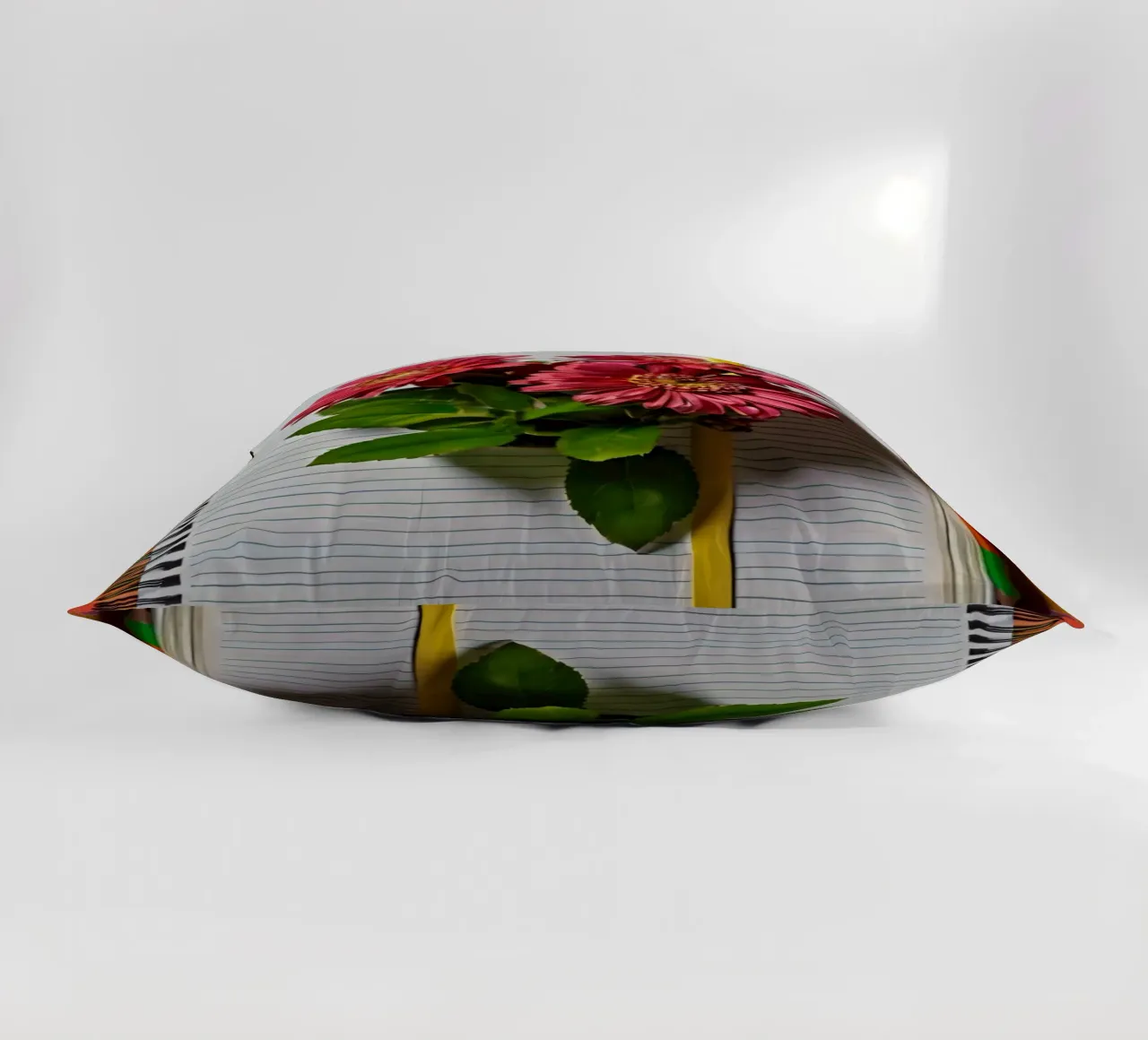 Un carnet de notes vibrant sur lequel reposent des fleurs roses. coussin de DesignDoodle