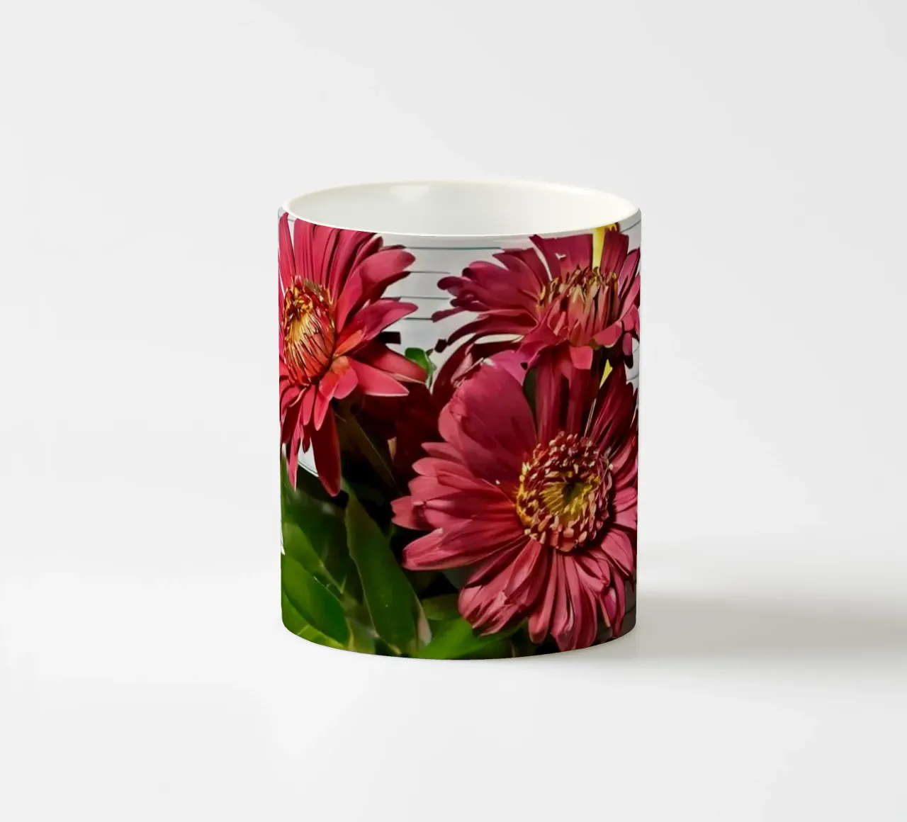 Un carnet de notes vibrant sur lequel reposent des fleurs roses. mug en céramique de DesignDoodle