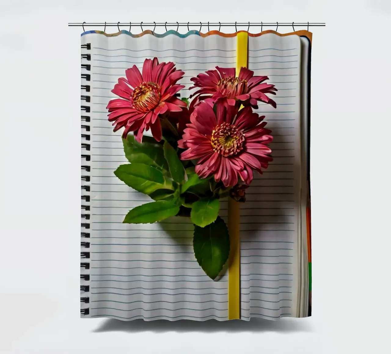 Un cuaderno vibrante con flores rosas en la parte superior. cortina de baño de DesignDoodle