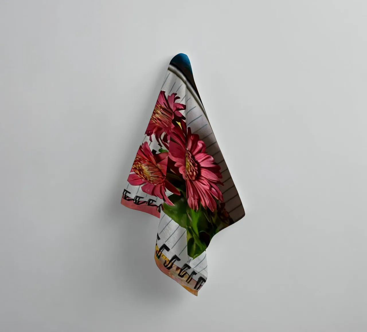 Un taccuino vivace con fiori rosa appoggiati in cima, che mette in mostra asciugamano da bagno da DesignDoodle