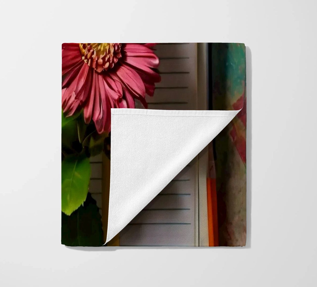 Un taccuino vivace con fiori rosa appoggiati in cima, che mette in mostra telo mare da DesignDoodle