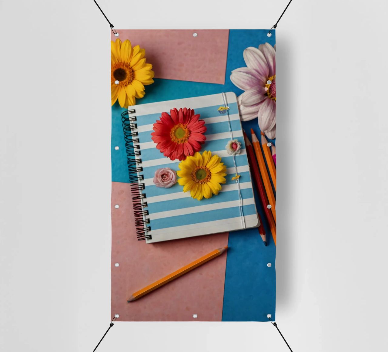 Taccuino colorato ornato di fiori e circondato da matite telo in pvc da DesignDoodle