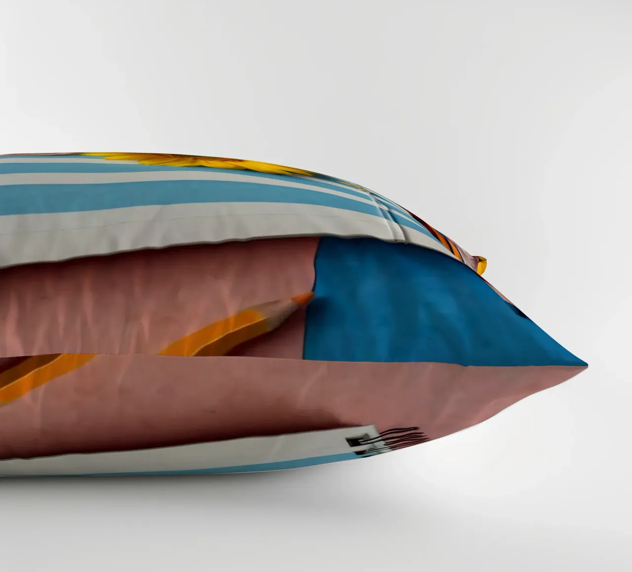 Taccuino colorato ornato di fiori e circondato da matite cuscino da DesignDoodle