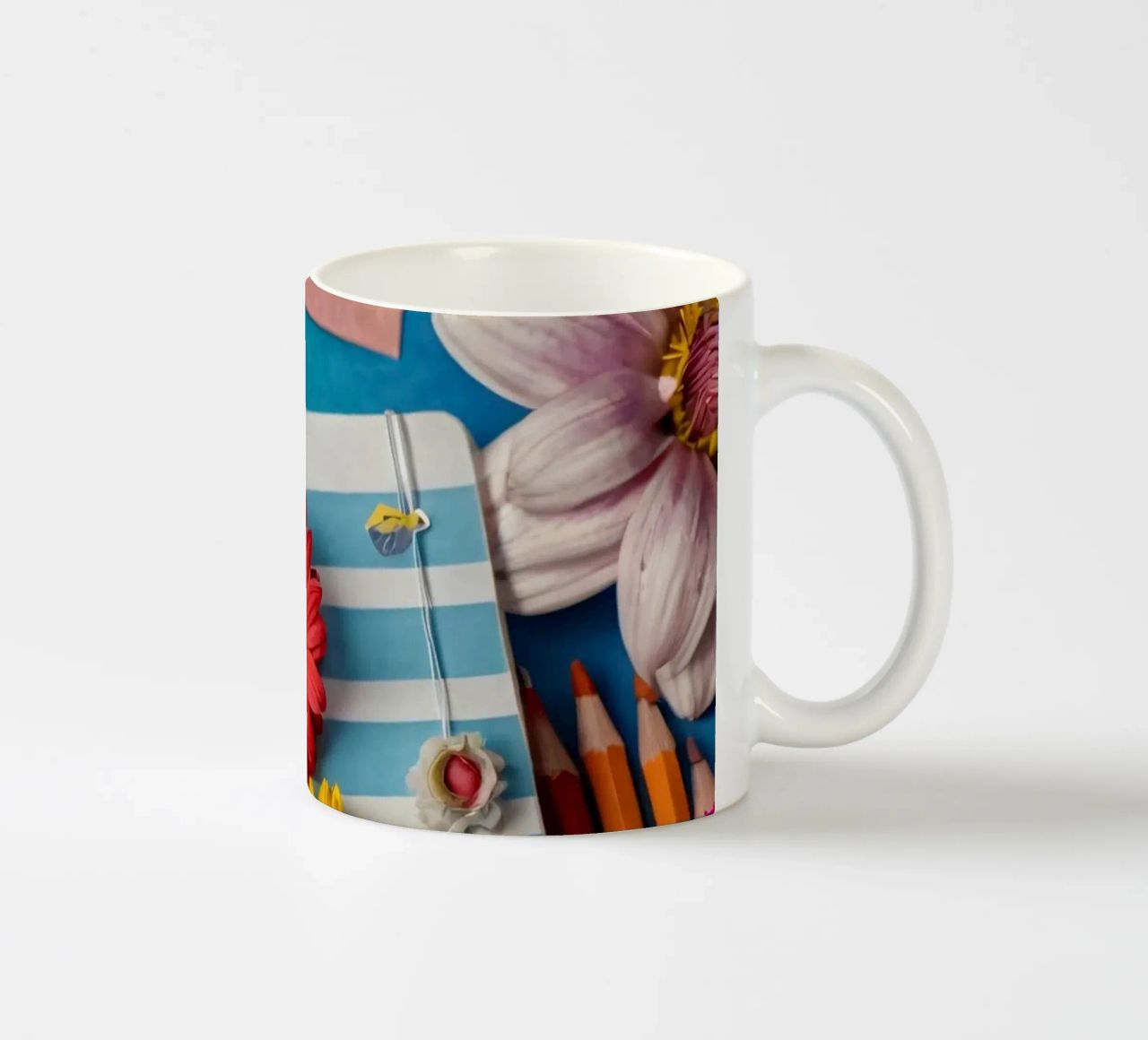 Taccuino colorato ornato di fiori e circondato da matite tazza in ceramica da DesignDoodle