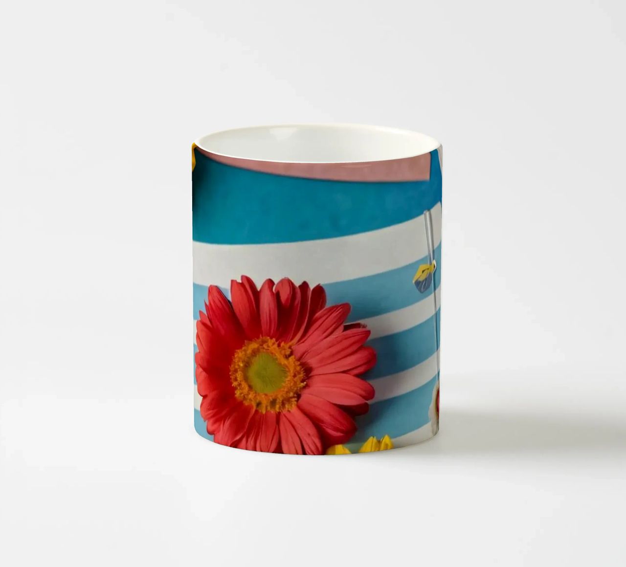 Taccuino colorato ornato di fiori e circondato da matite tazza in ceramica da DesignDoodle