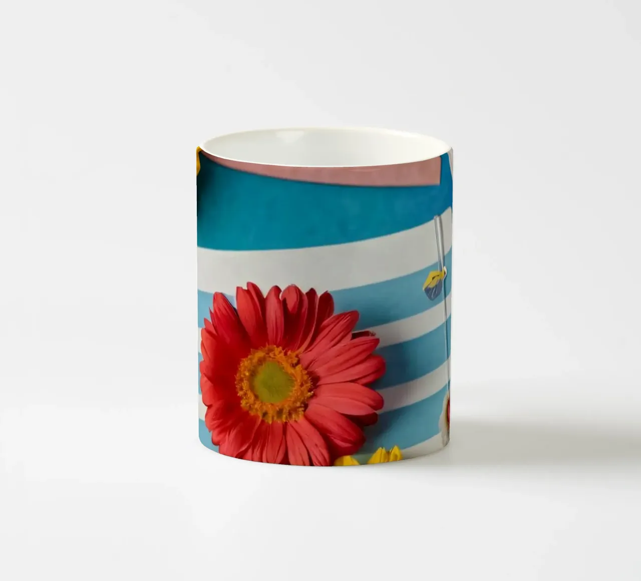 Kleurrijk notitieboekje versierd met bloemen omringd door potloden keramische mok van DesignDoodle
