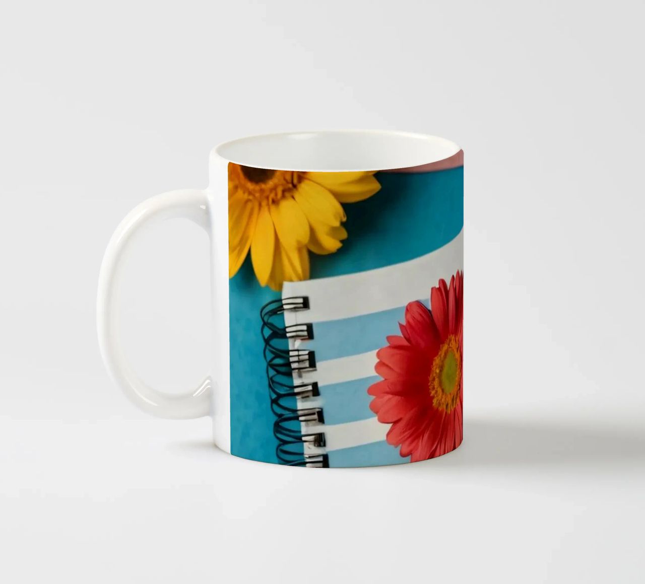 Taccuino colorato ornato di fiori e circondato da matite tazza in ceramica da DesignDoodle