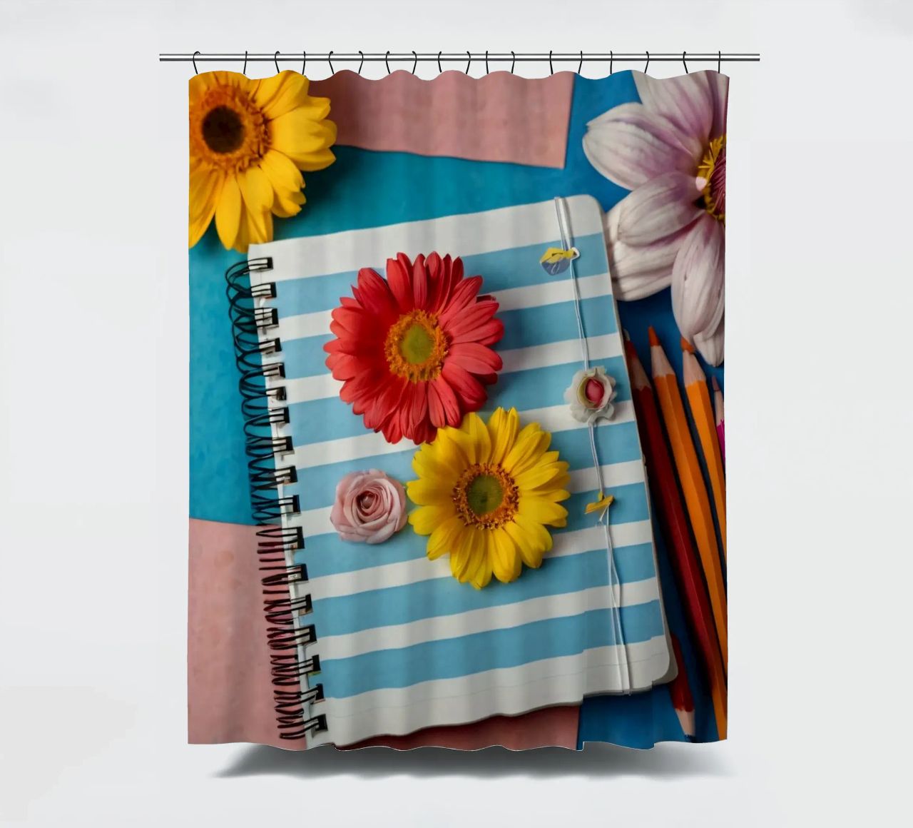 Taccuino colorato ornato di fiori e circondato da matite tenda da doccia da DesignDoodle