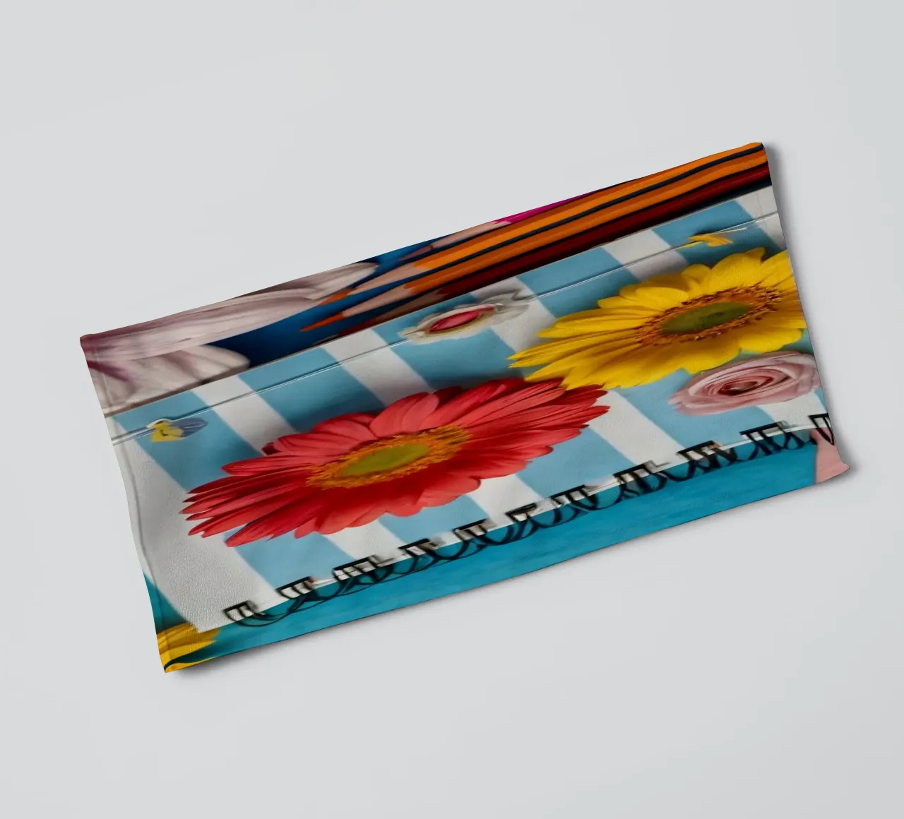 Taccuino colorato ornato di fiori e circondato da matite asciugamano da bagno da DesignDoodle