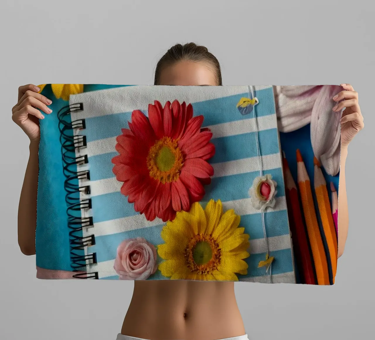 Taccuino colorato ornato di fiori e circondato da matite asciugamano da bagno da DesignDoodle