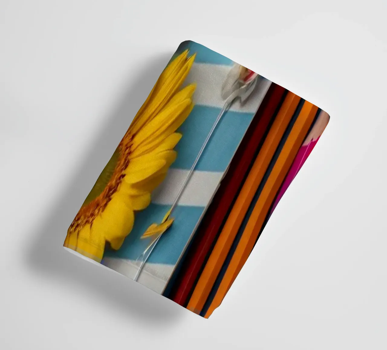 Taccuino colorato ornato di fiori e circondato da matite asciugamano da bagno da DesignDoodle