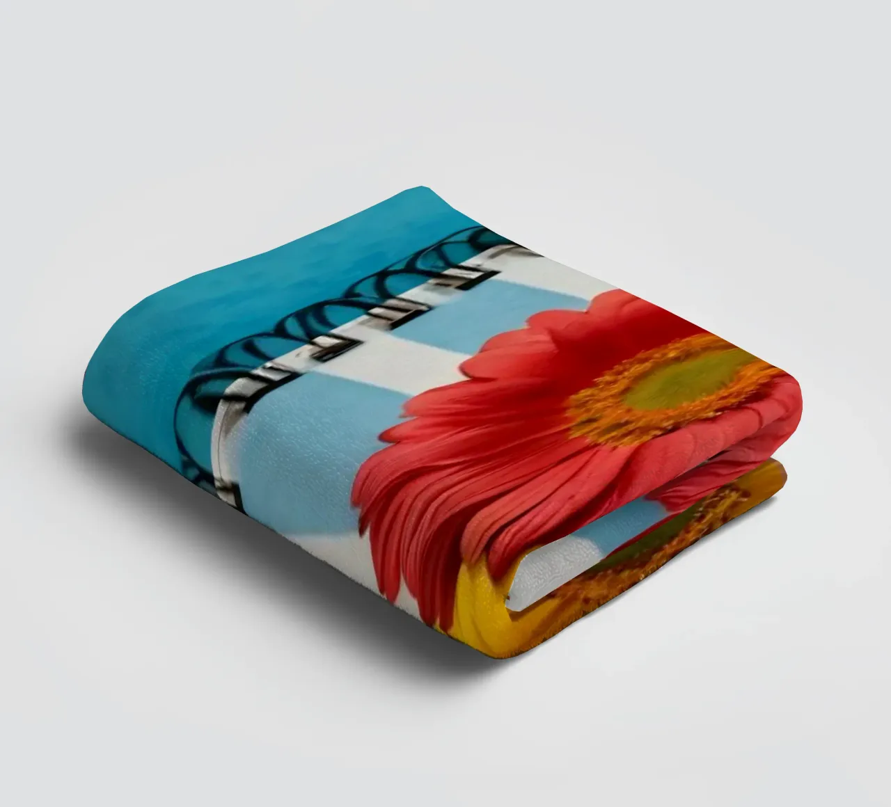 Taccuino colorato ornato di fiori e circondato da matite asciugamano da bagno da DesignDoodle