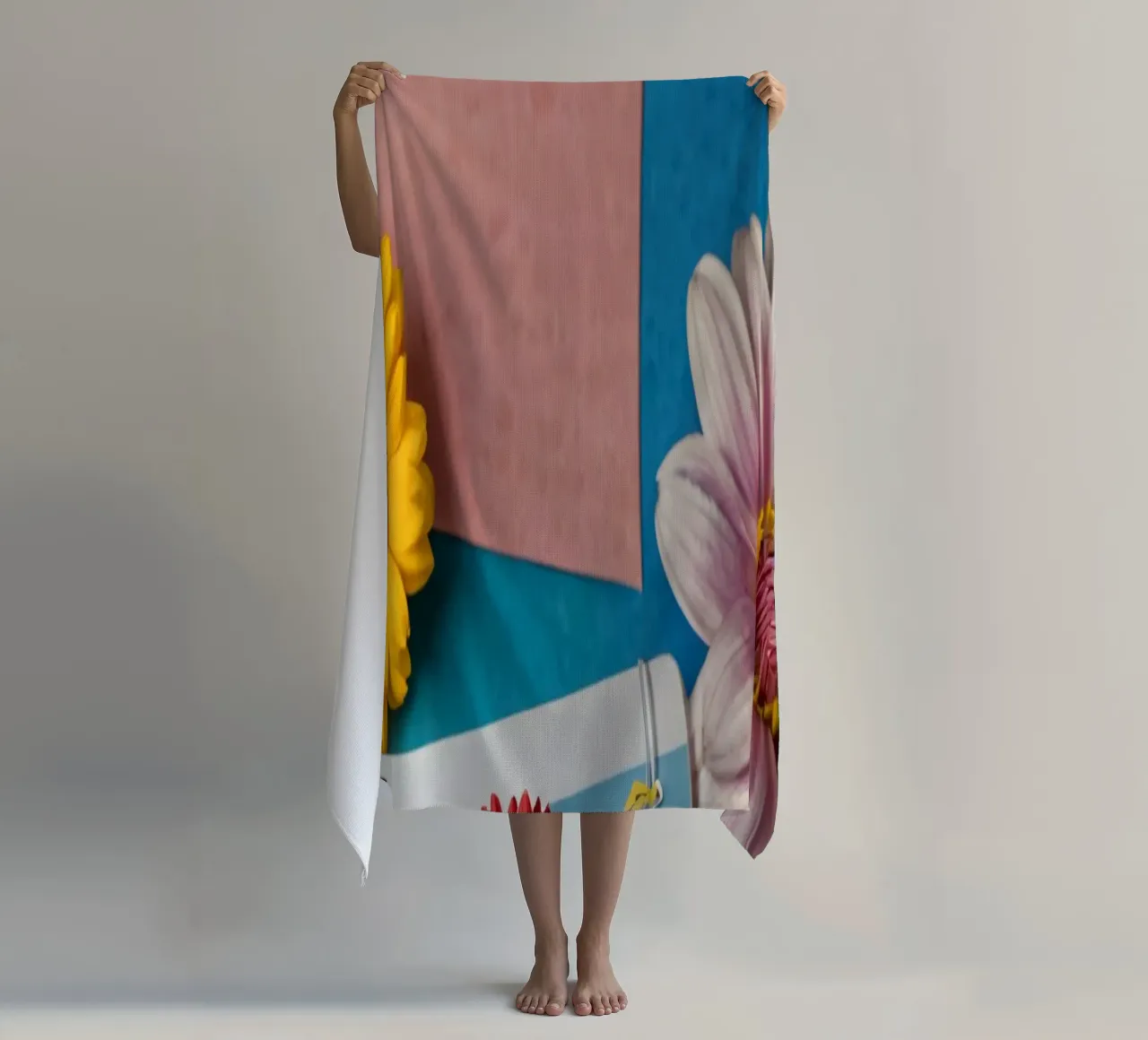 Taccuino colorato ornato di fiori e circondato da matite telo mare da DesignDoodle