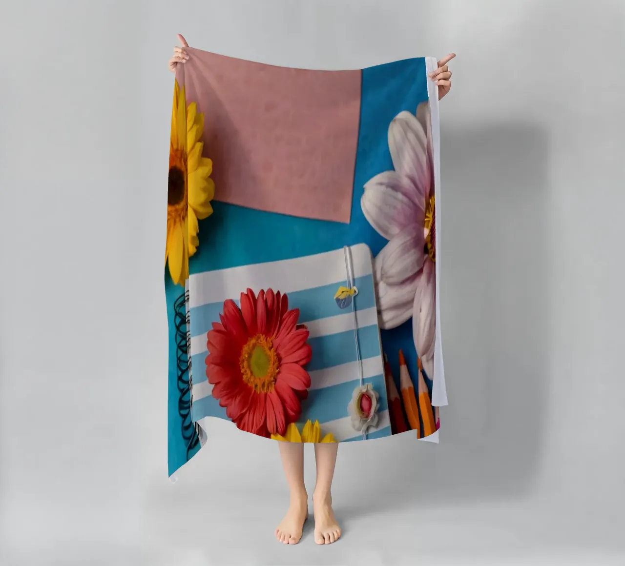 Taccuino colorato ornato di fiori e circondato da matite telo mare da DesignDoodle