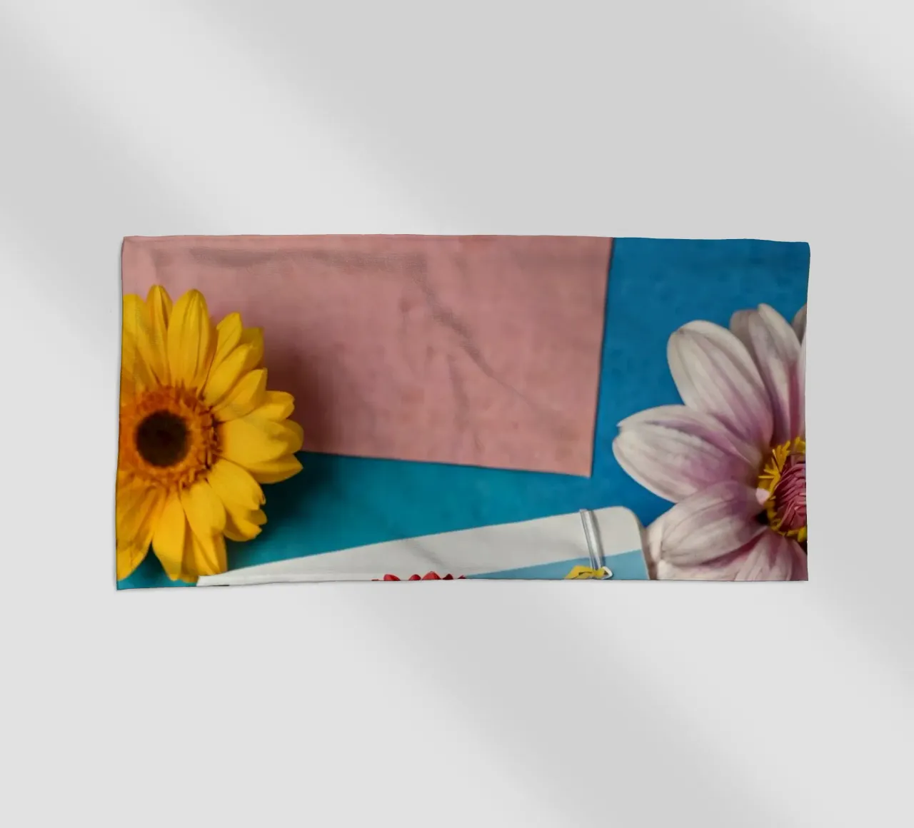 Taccuino colorato ornato di fiori e circondato da matite telo mare da DesignDoodle