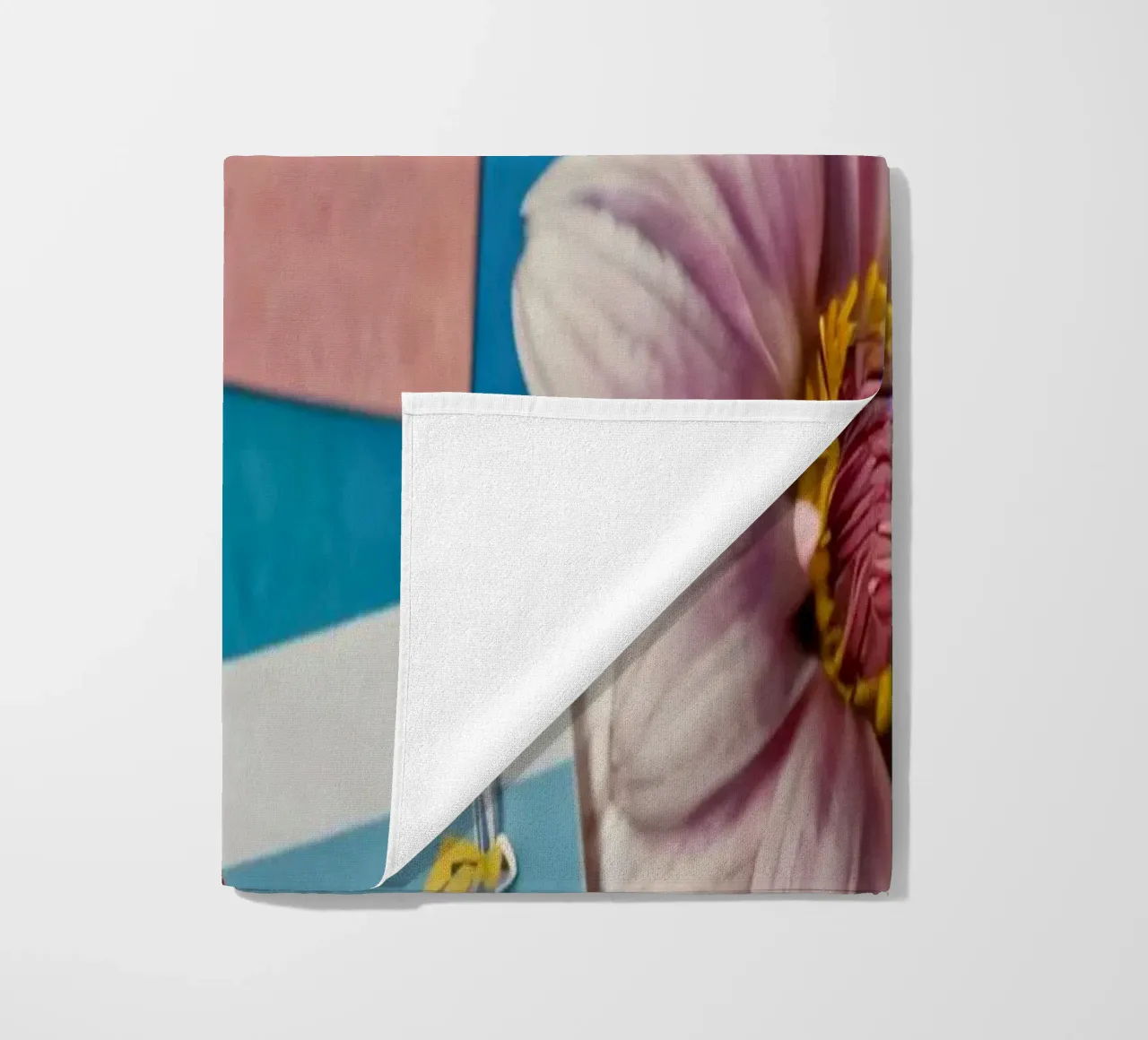 Taccuino colorato ornato di fiori e circondato da matite telo mare da DesignDoodle