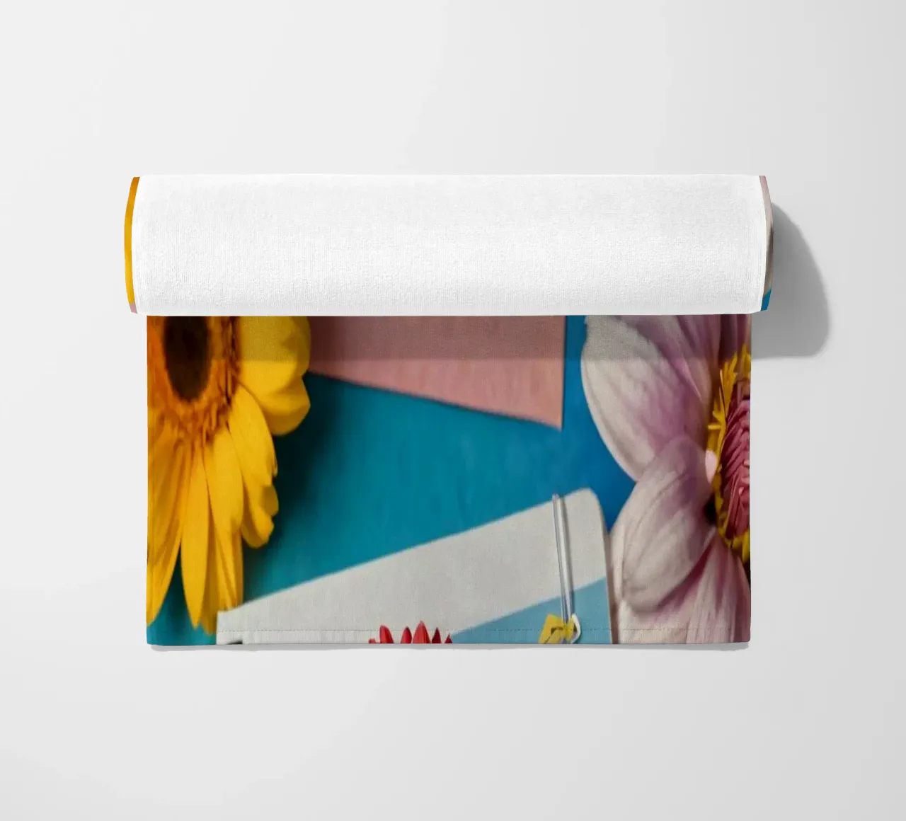 Taccuino colorato ornato di fiori e circondato da matite telo mare da DesignDoodle