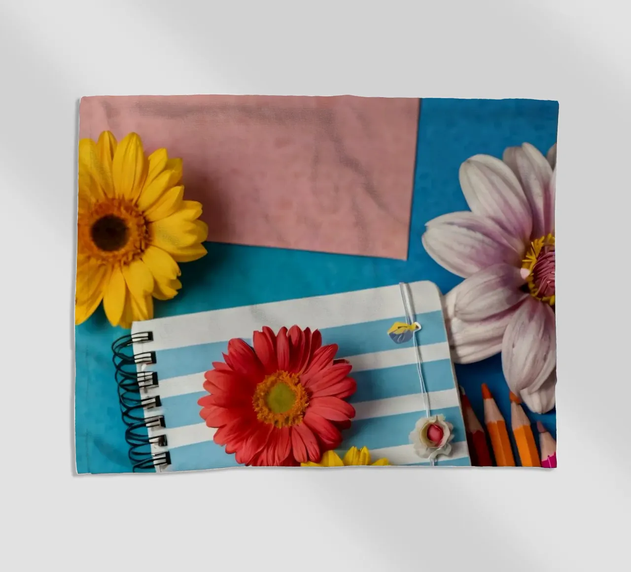 Taccuino colorato ornato di fiori e circondato da matite telo mare da DesignDoodle