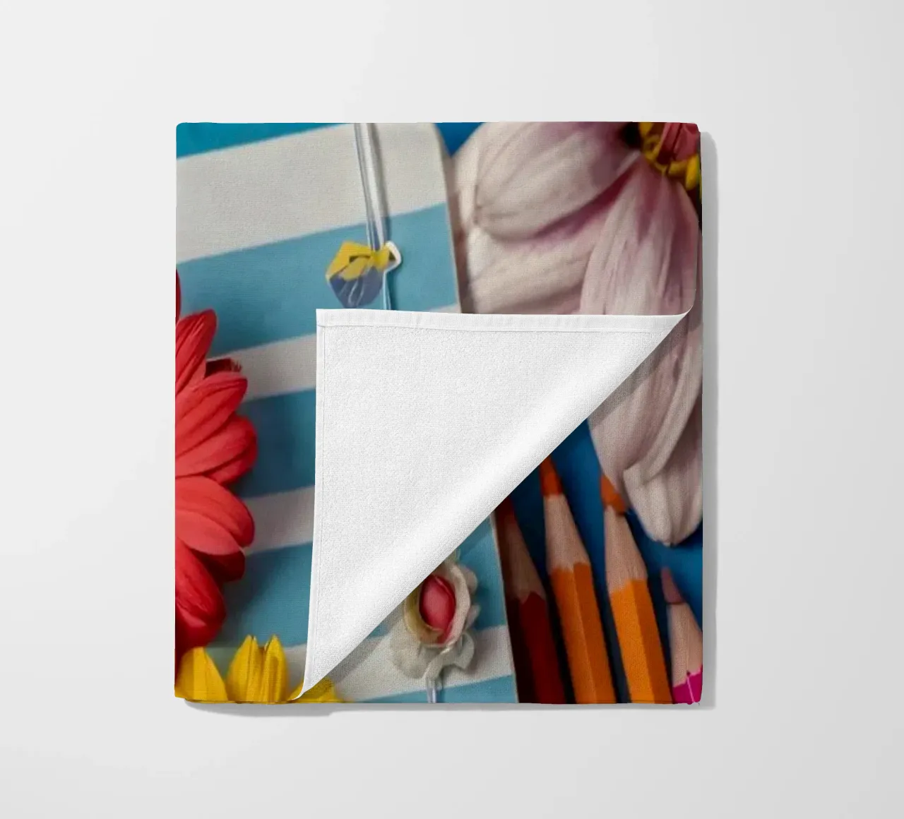 Taccuino colorato ornato di fiori e circondato da matite telo mare da DesignDoodle