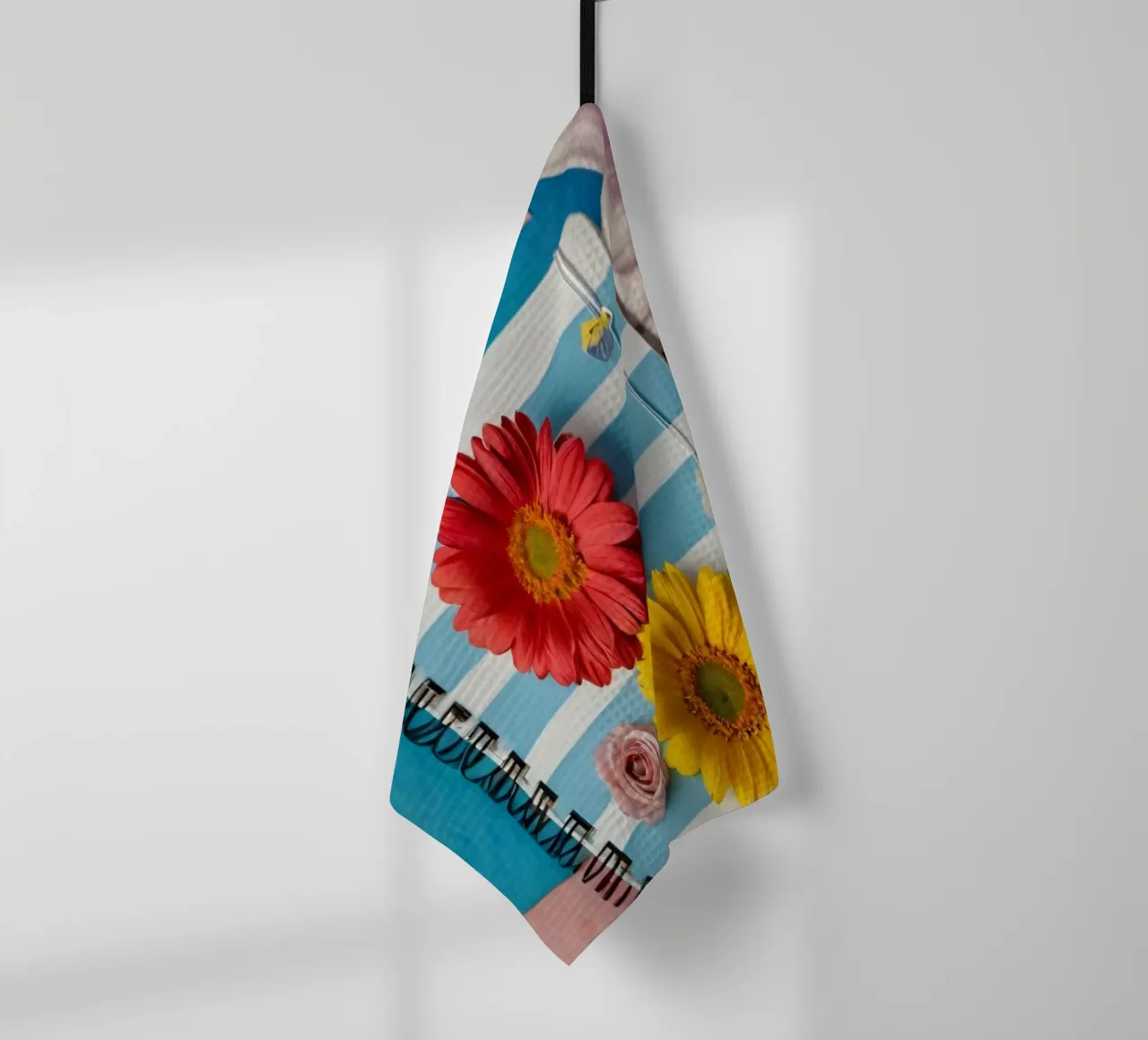 Taccuino colorato ornato di fiori e circondato da matite canovaccio da cucina da DesignDoodle