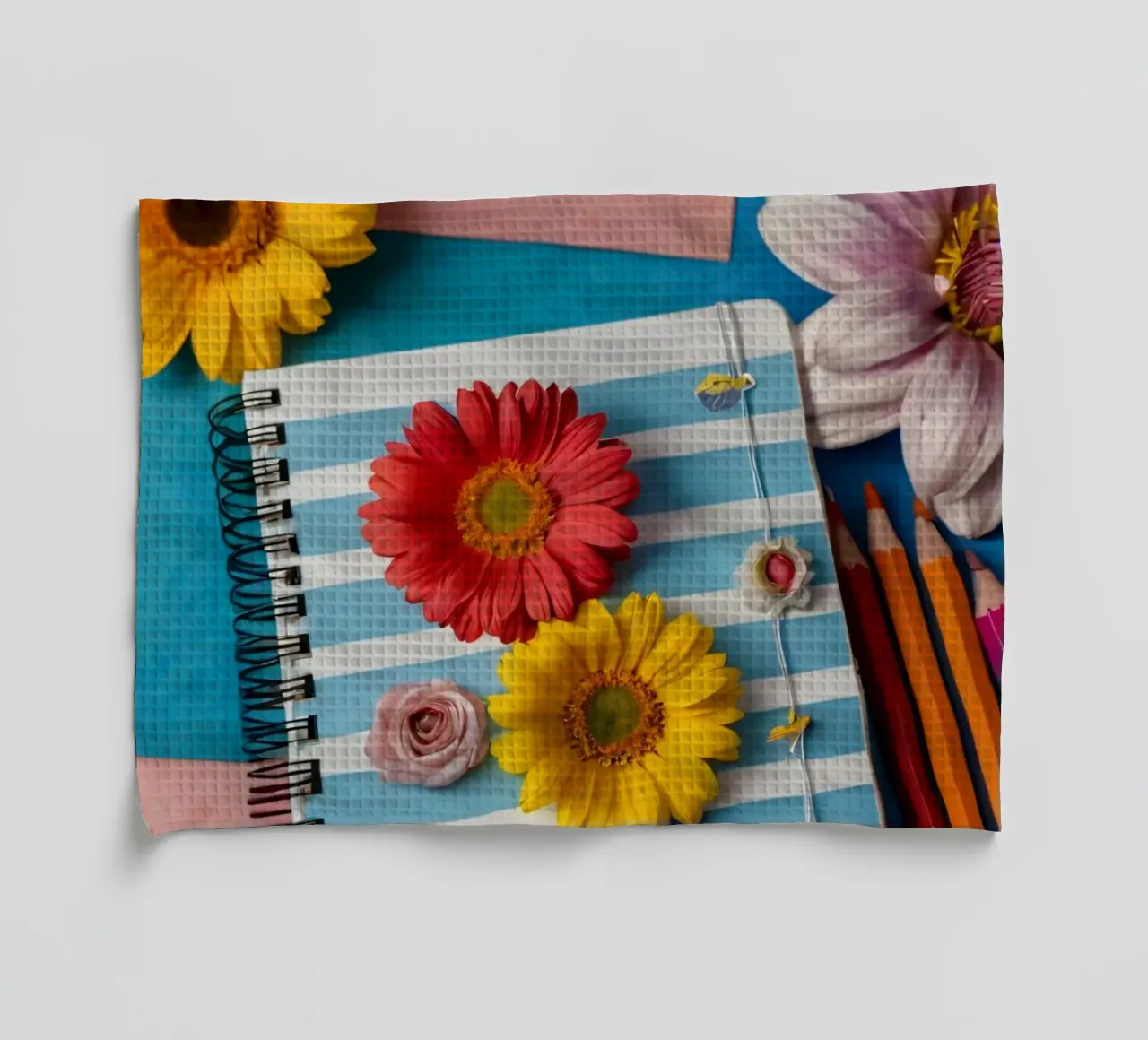 Taccuino colorato ornato di fiori e circondato da matite canovaccio da cucina da DesignDoodle