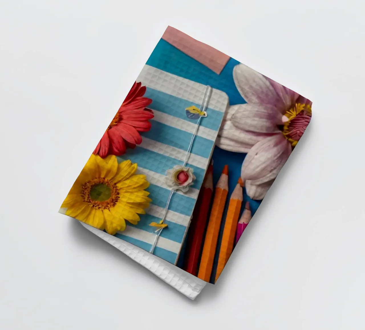 Taccuino colorato ornato di fiori e circondato da matite canovaccio da cucina da DesignDoodle