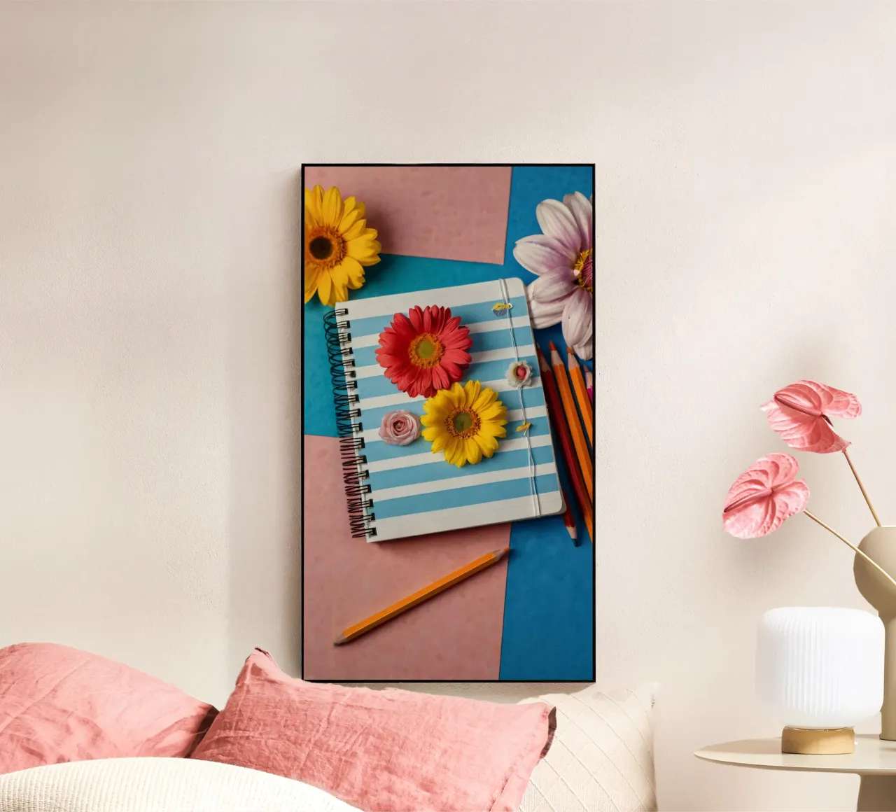 Taccuino colorato ornato di fiori e circondato da matite plexiglass da DesignDoodle