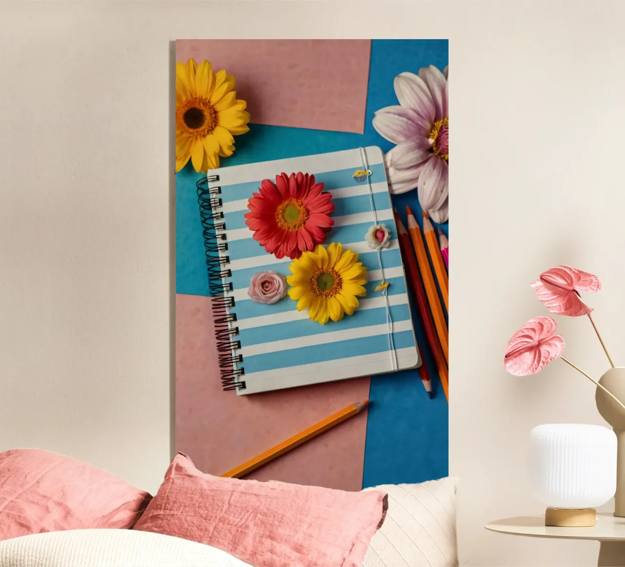 Taccuino colorato ornato di fiori e circondato da matite plexiglass da DesignDoodle