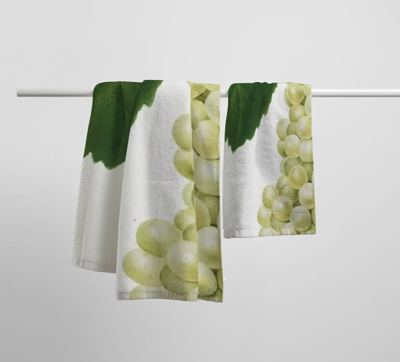 White Grape Vintage Botanical Illustration Print asciugamano da bagno da Pretty Flowers Vintage Botanicals