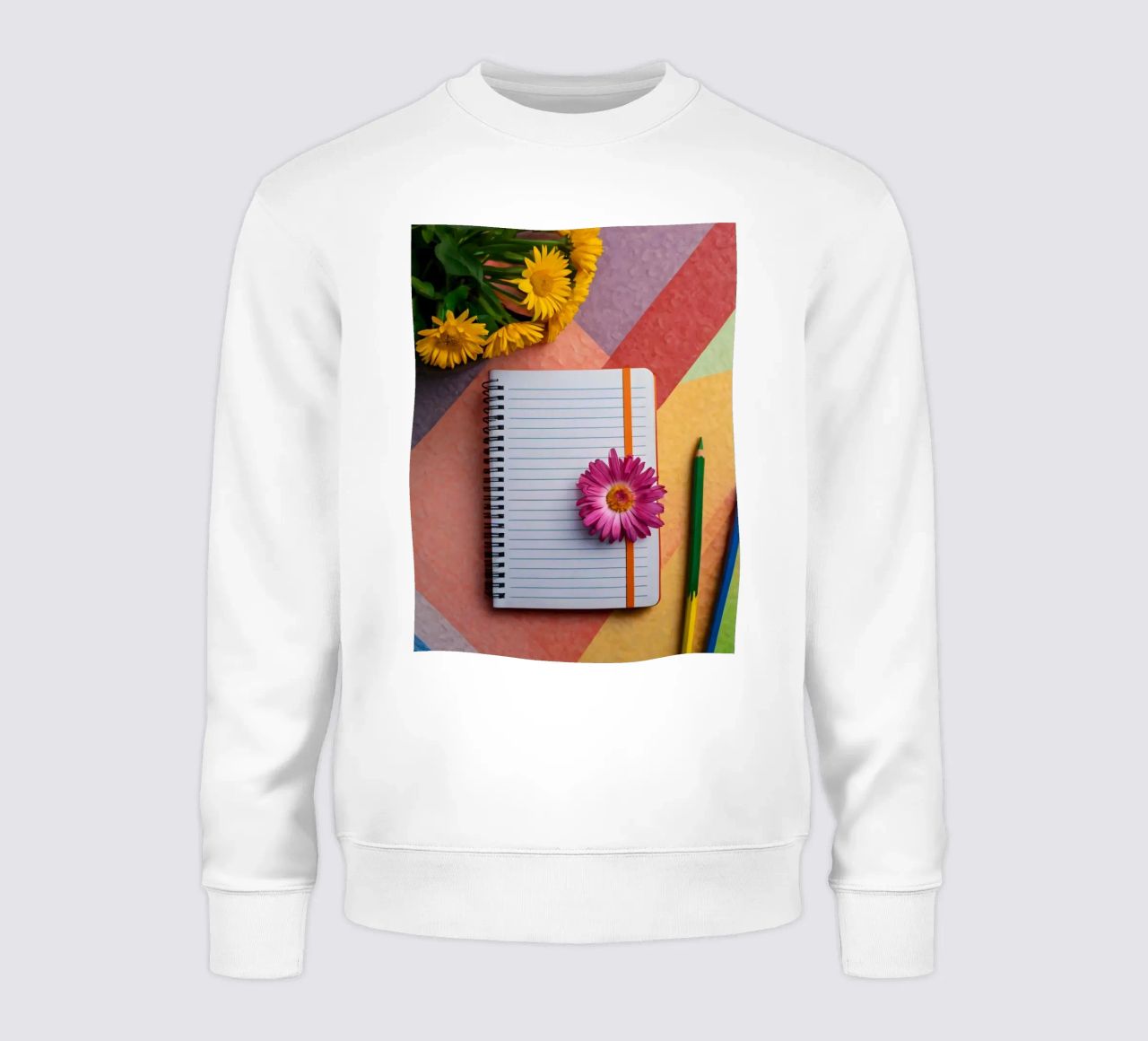 Uno spazio di lavoro colorato con un taccuino con un fiore felpa da DesignDoodle
