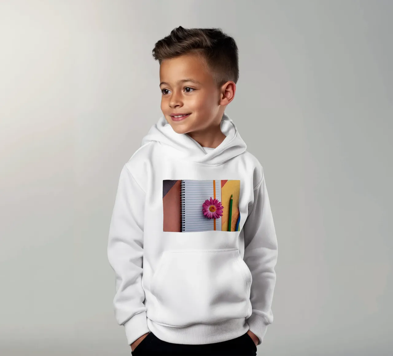 Uno spazio di lavoro colorato con un taccuino con un fiore felpa bambino con cappuccio da DesignDoodle