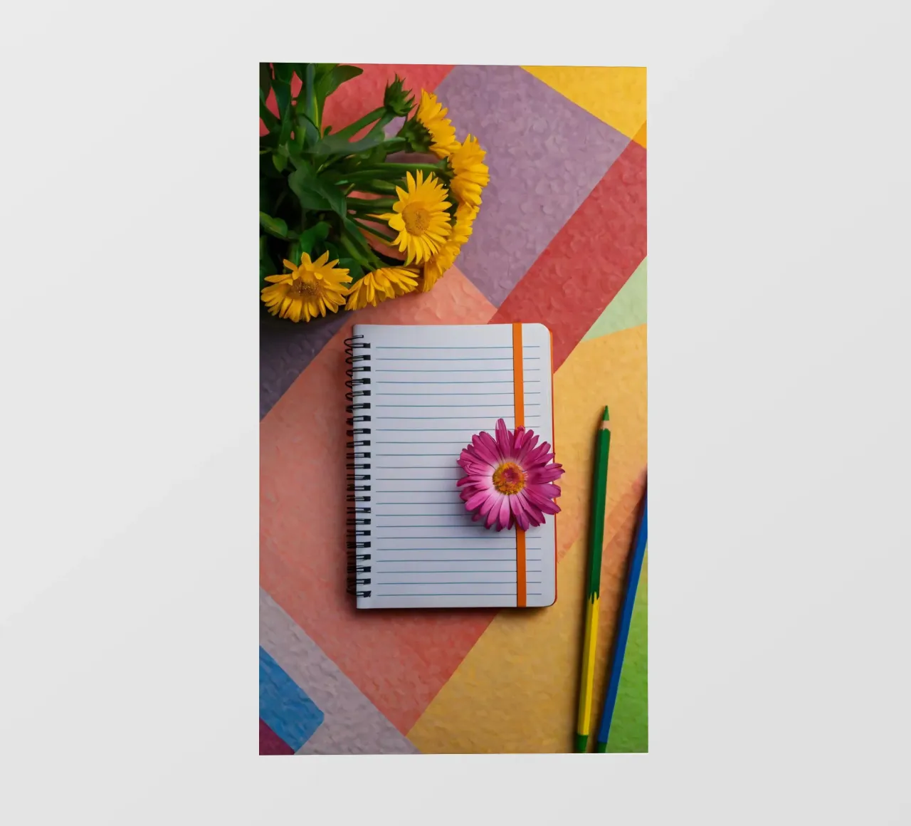 Kleurrijke werkplek met een notitieblok met een bloem backlit folie van DesignDoodle