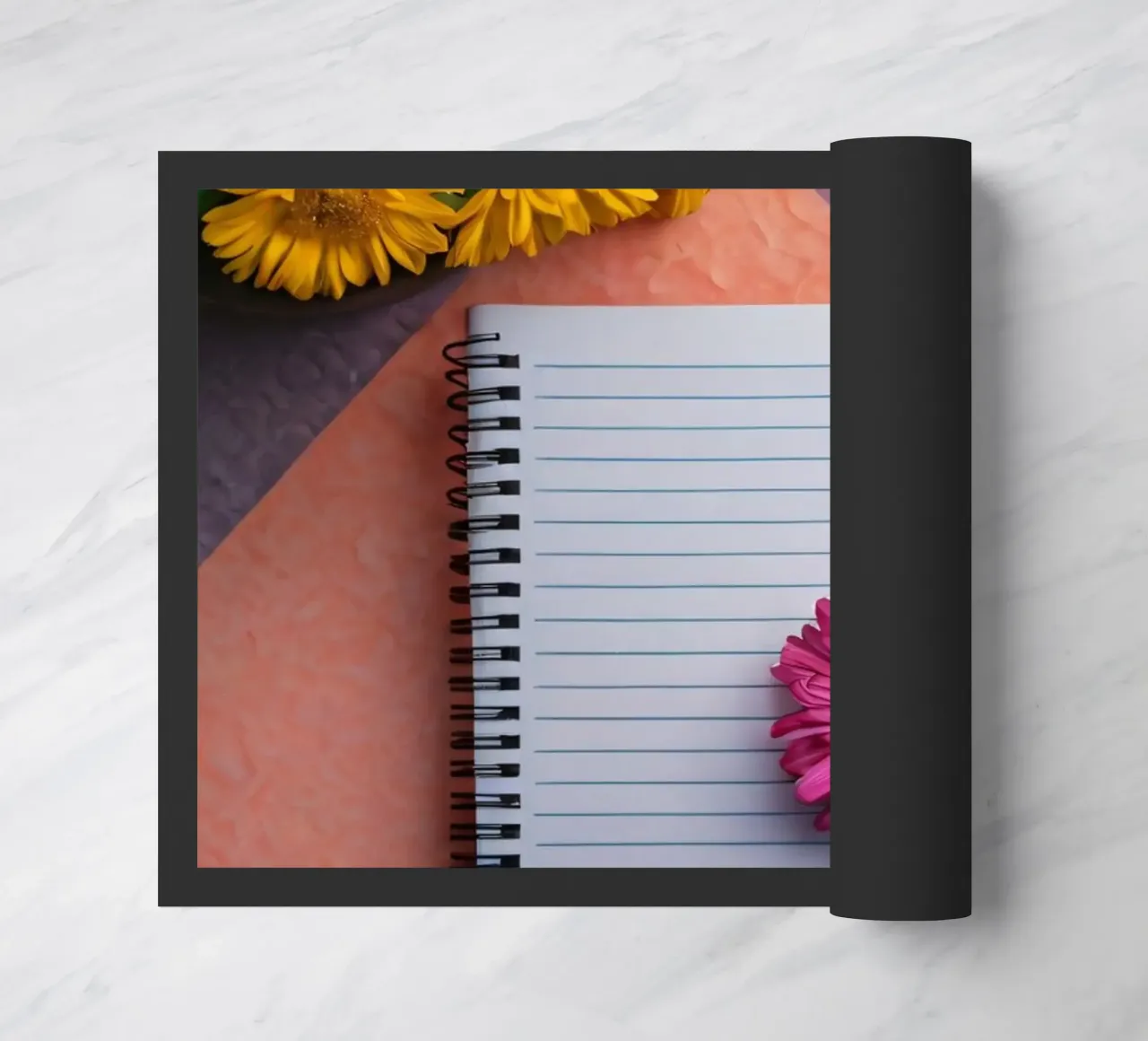 Espace de travail coloré comprenant un cahier avec une fleur paillasson de DesignDoodle