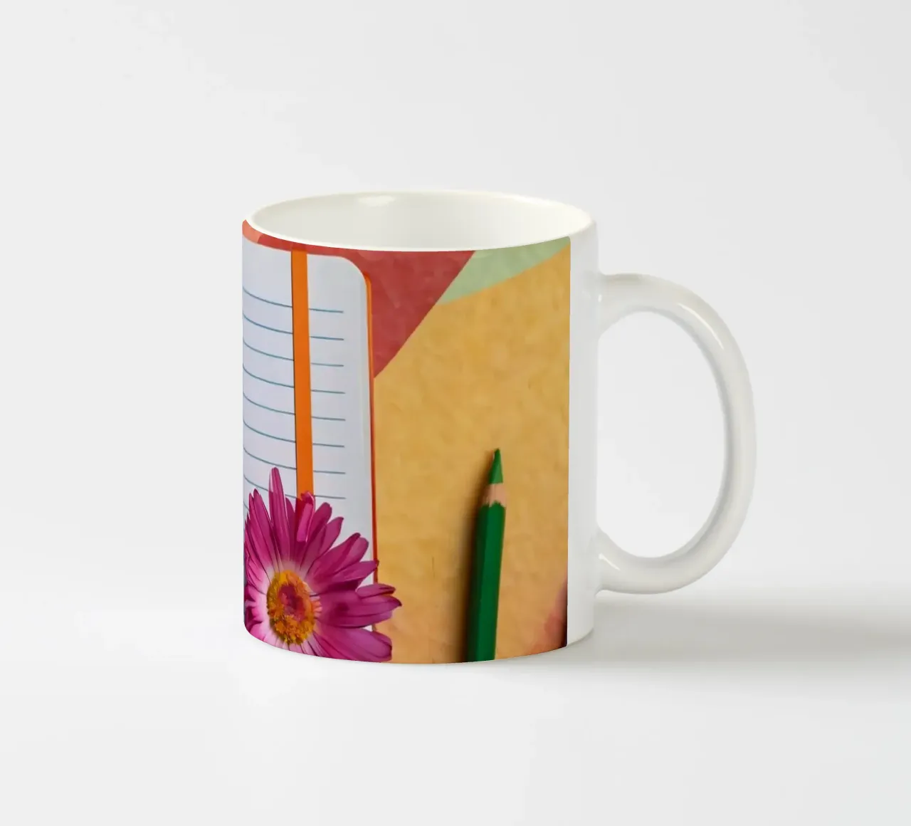Espace de travail coloré comprenant un cahier avec une fleur mug en céramique de DesignDoodle