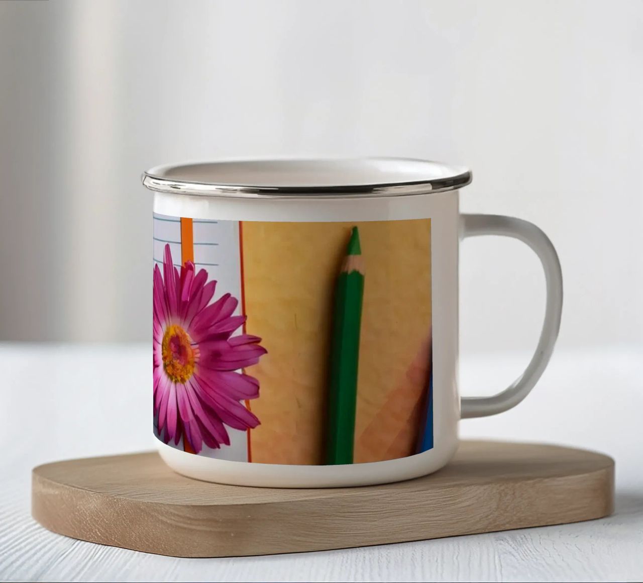 Uno spazio di lavoro colorato con un taccuino con un fiore tazza in smalto da DesignDoodle