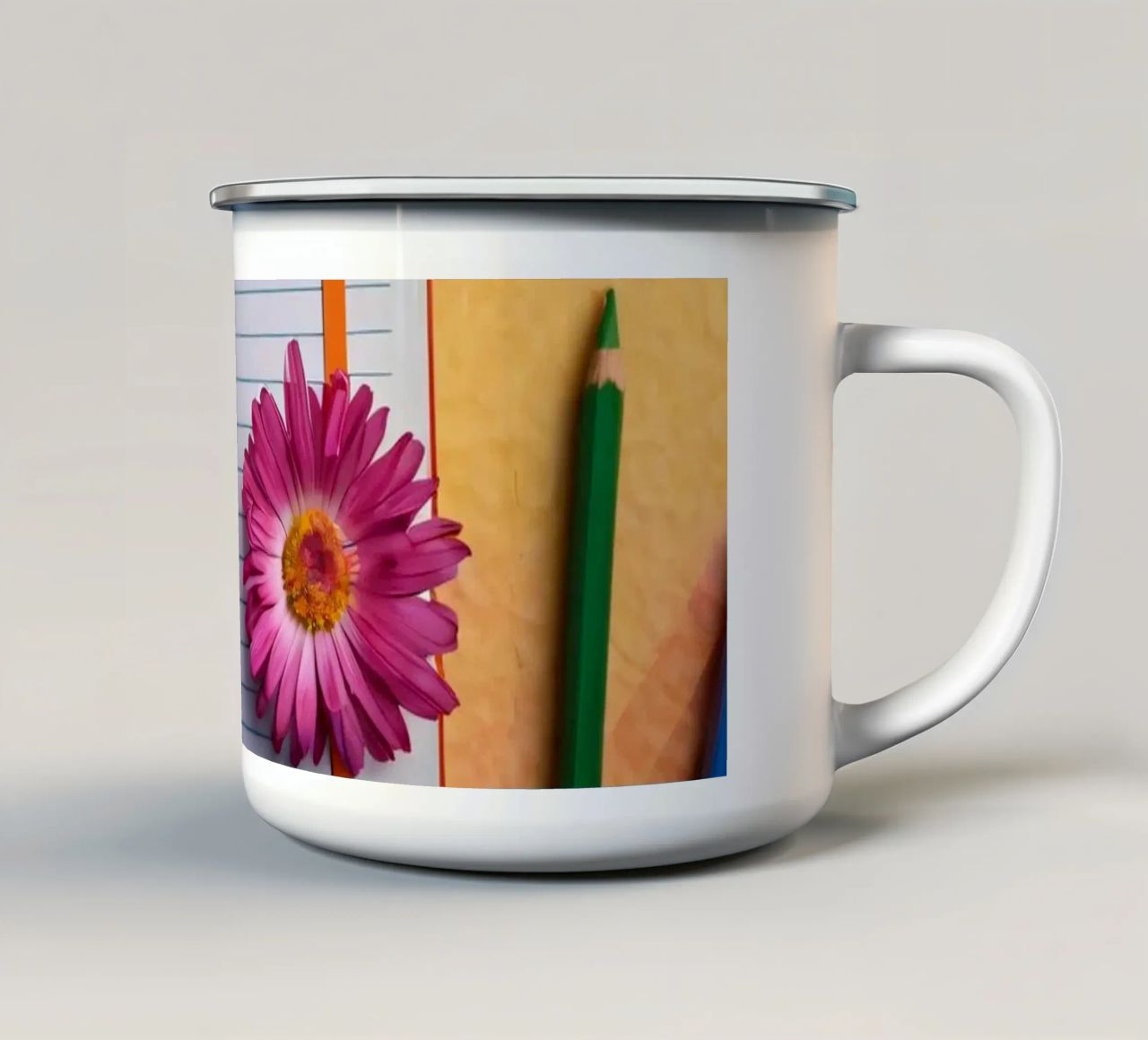 Uno spazio di lavoro colorato con un taccuino con un fiore tazza in smalto da DesignDoodle