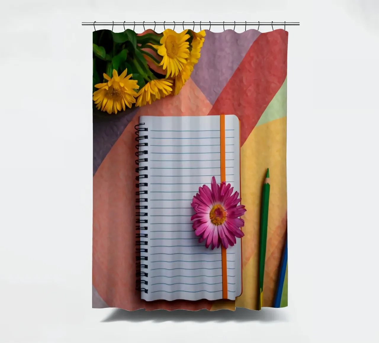 Kleurrijke werkplek met een notitieblok met een bloem douchegordijn van DesignDoodle