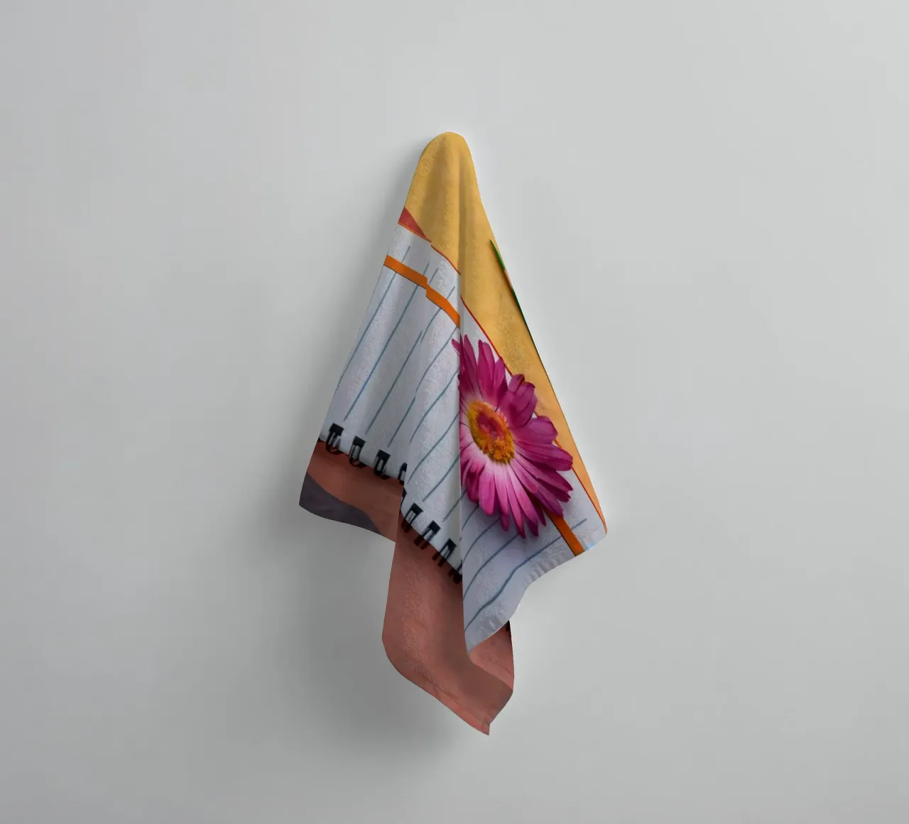 Uno spazio di lavoro colorato con un taccuino con un fiore asciugamano da bagno da DesignDoodle