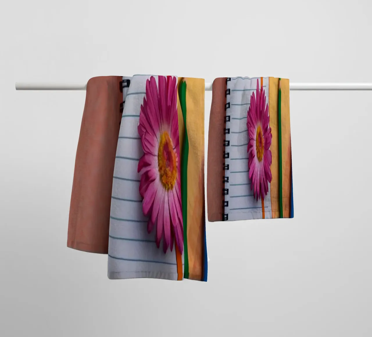 Espace de travail coloré comprenant un cahier avec une fleur serviette de bain de DesignDoodle