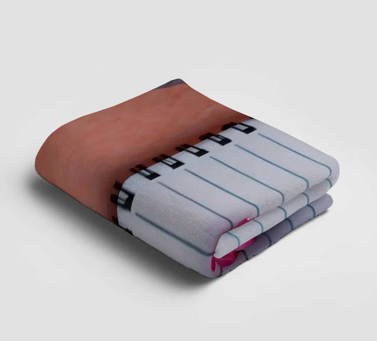 Espace de travail coloré comprenant un cahier avec une fleur serviette de bain de DesignDoodle