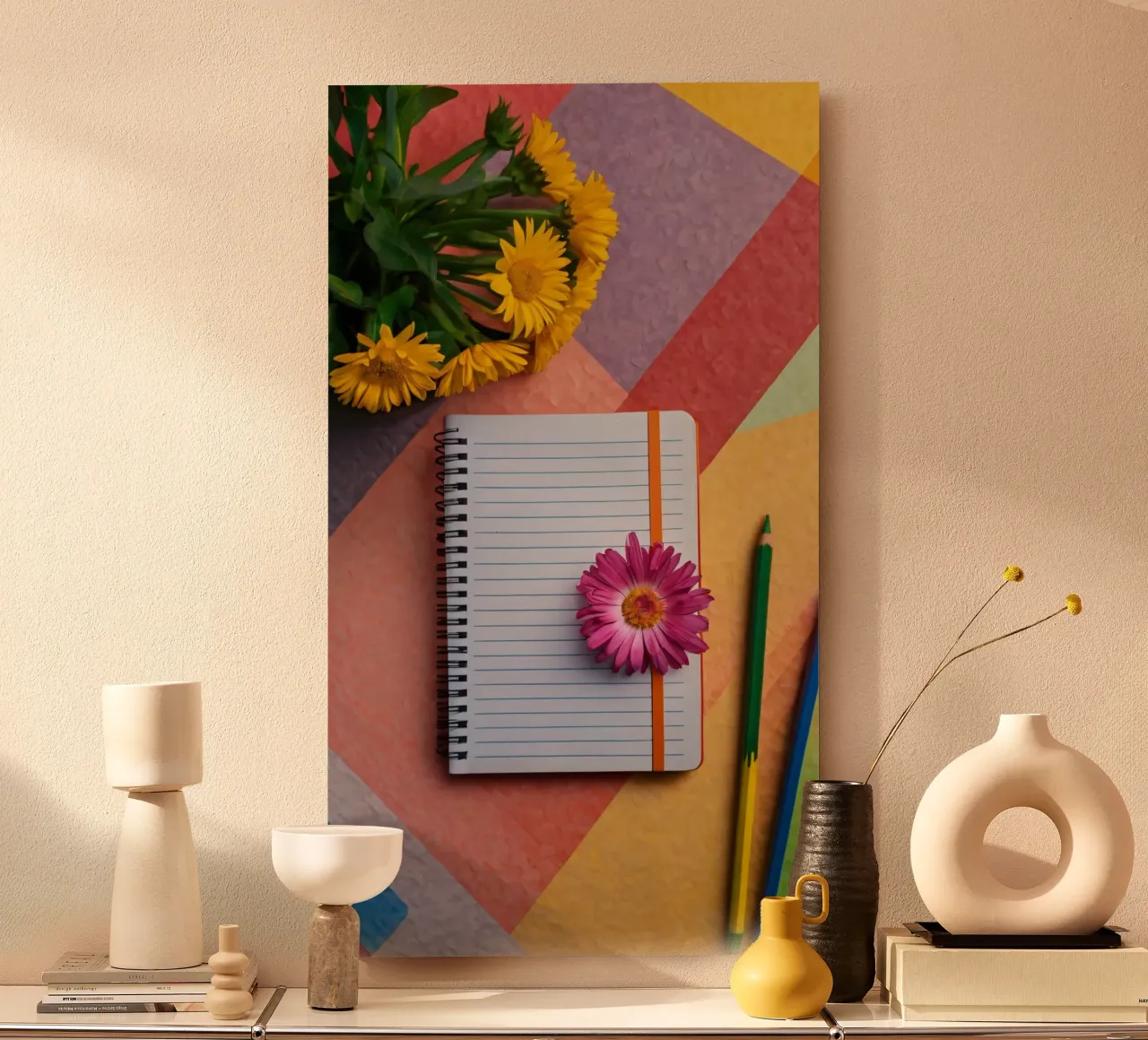 Uno spazio di lavoro colorato con un taccuino con un fiore alluminio dibond da DesignDoodle