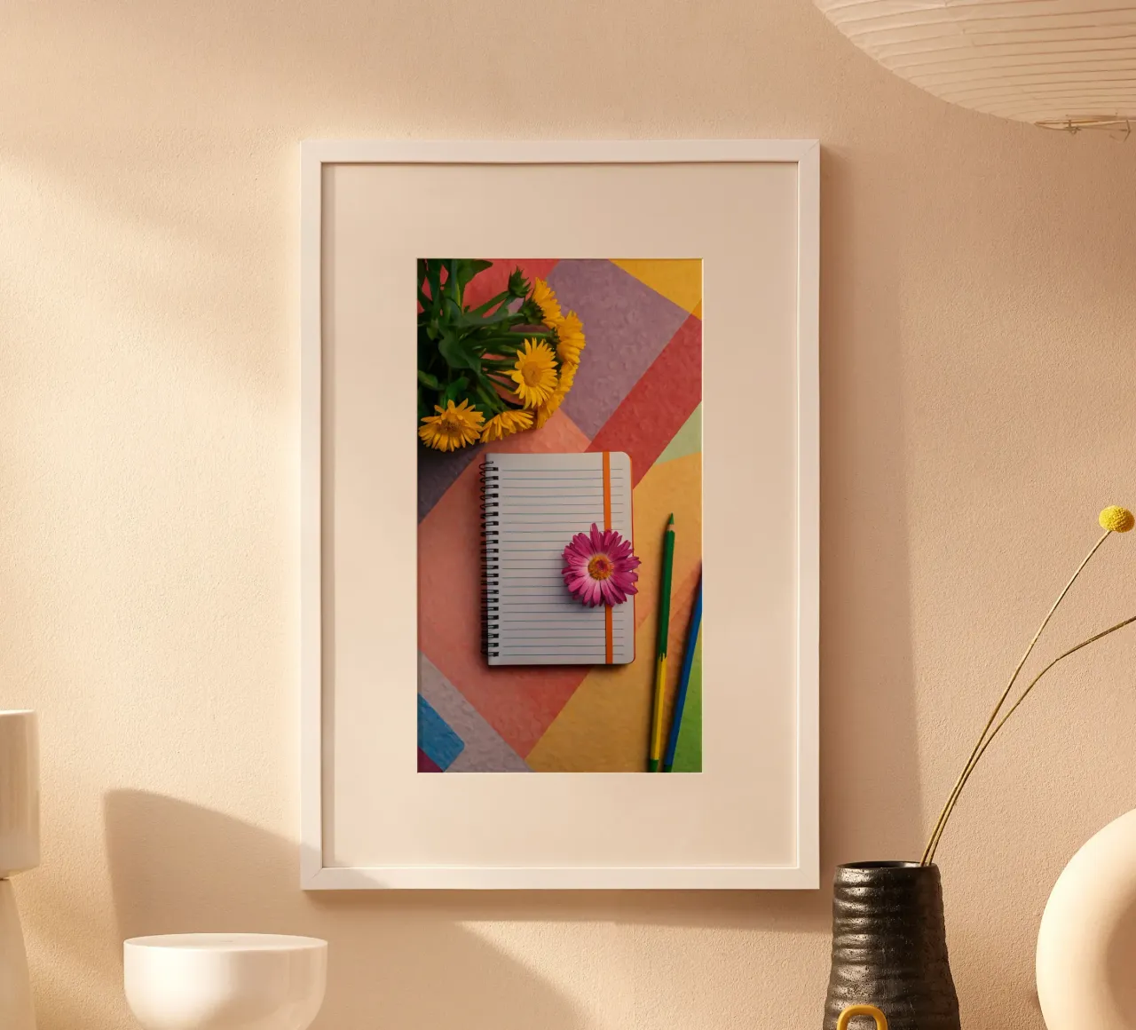 Uno spazio di lavoro colorato con un taccuino con un fiore carta hahnemühle da DesignDoodle