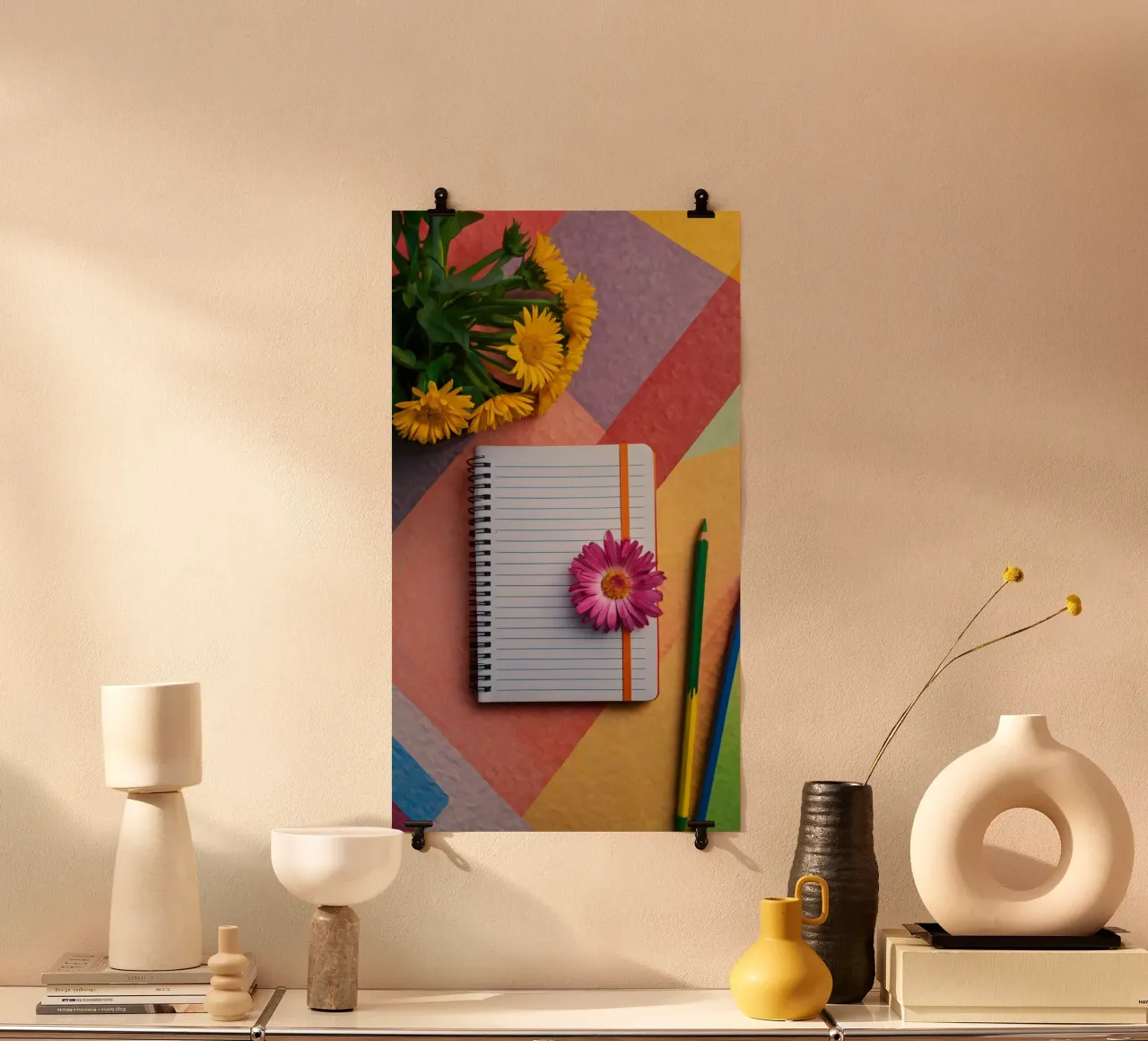 Uno spazio di lavoro colorato con un taccuino con un fiore carta hahnemühle da DesignDoodle