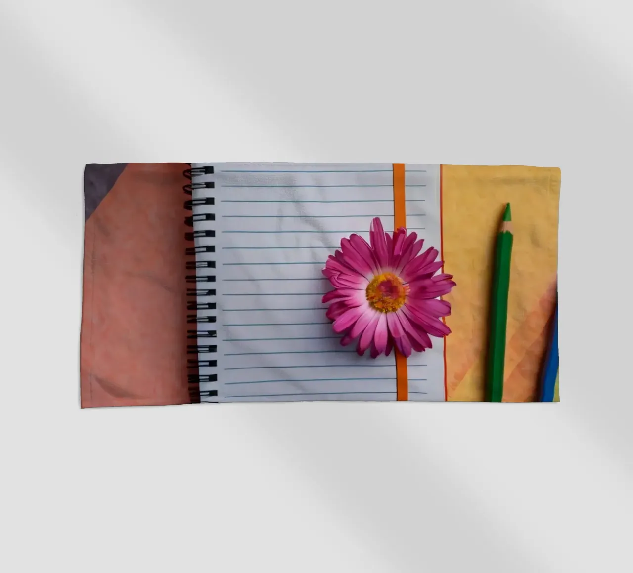 Uno spazio di lavoro colorato con un taccuino con un fiore telo mare da DesignDoodle