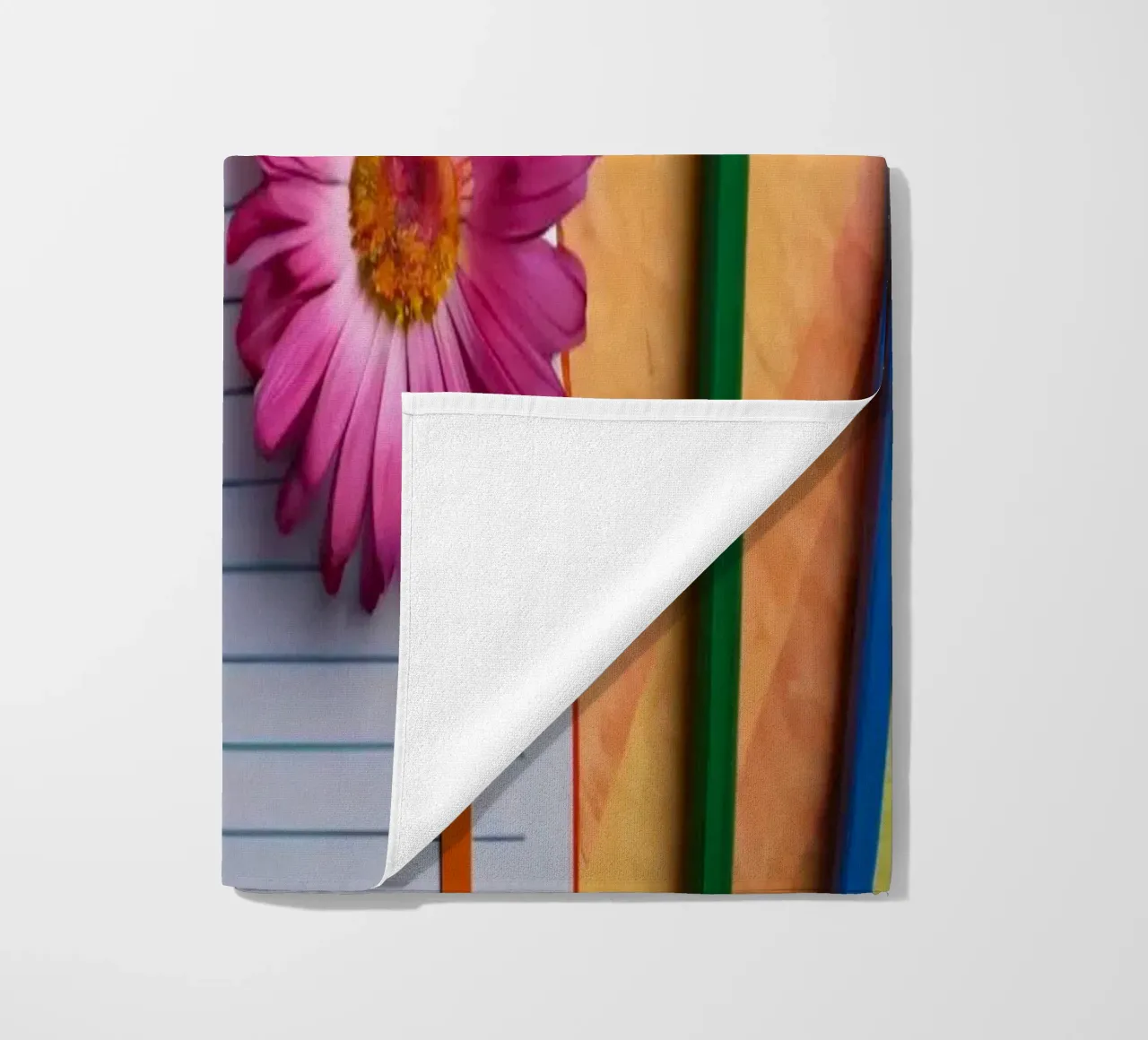 Uno spazio di lavoro colorato con un taccuino con un fiore telo mare da DesignDoodle