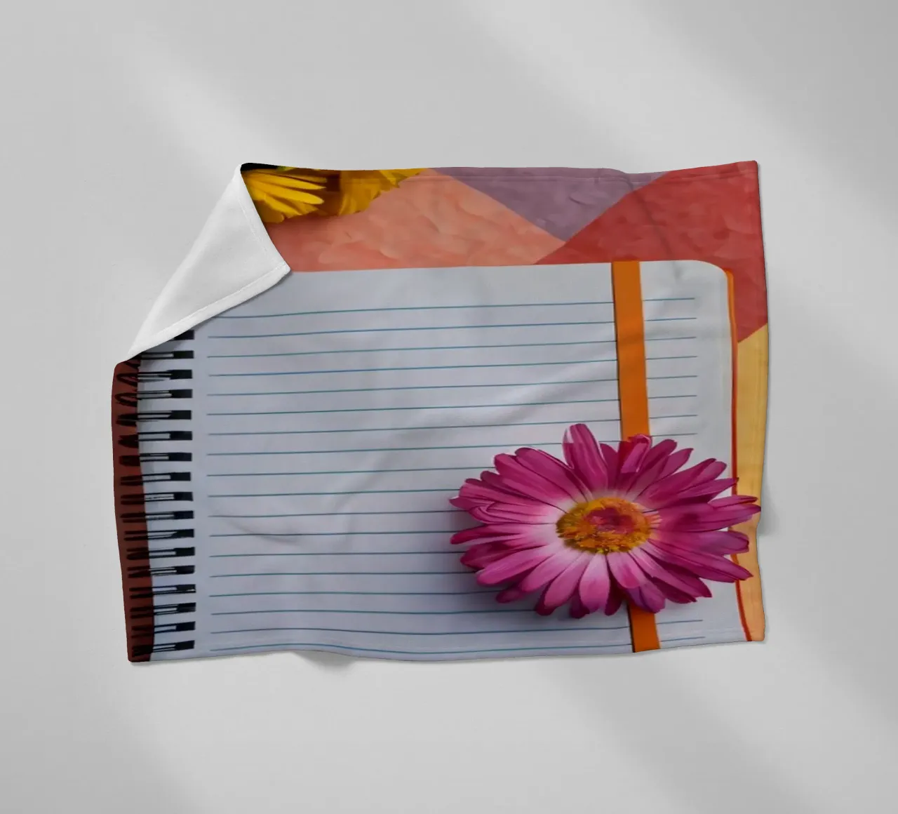 Kleurrijke werkplek met een notitieblok met een bloem fleecedeken van DesignDoodle